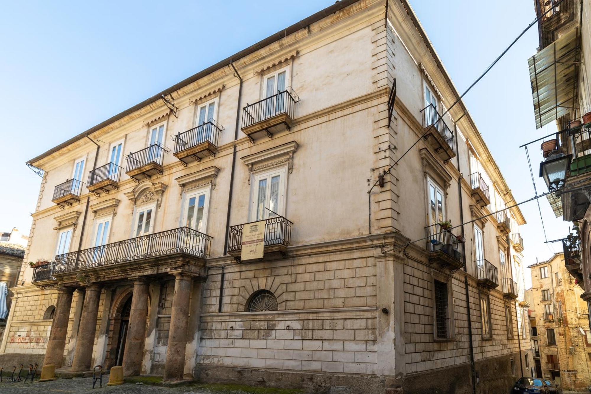 Dimora Storica Giostra Vecchia - Palazzo Grisolia 1809 コゼンツァ エクステリア 写真