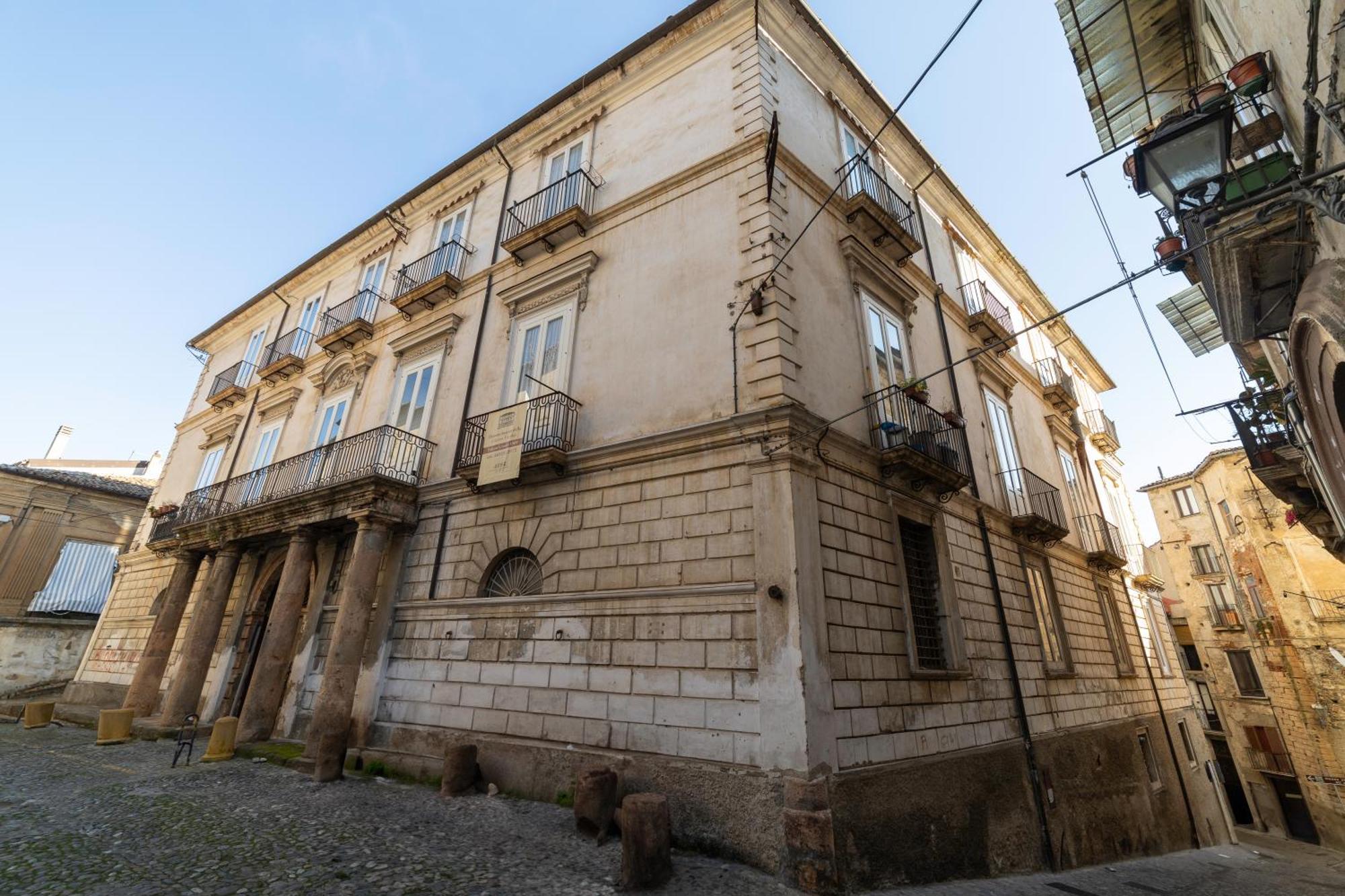 Dimora Storica Giostra Vecchia - Palazzo Grisolia 1809 コゼンツァ エクステリア 写真